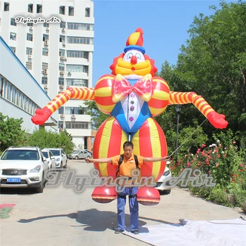 Подгонянная марионетка на клоун височина 3.5 м раздувная се разхождат удари нагоре костюми представяне на парада за шоу на цирк и на открито събития